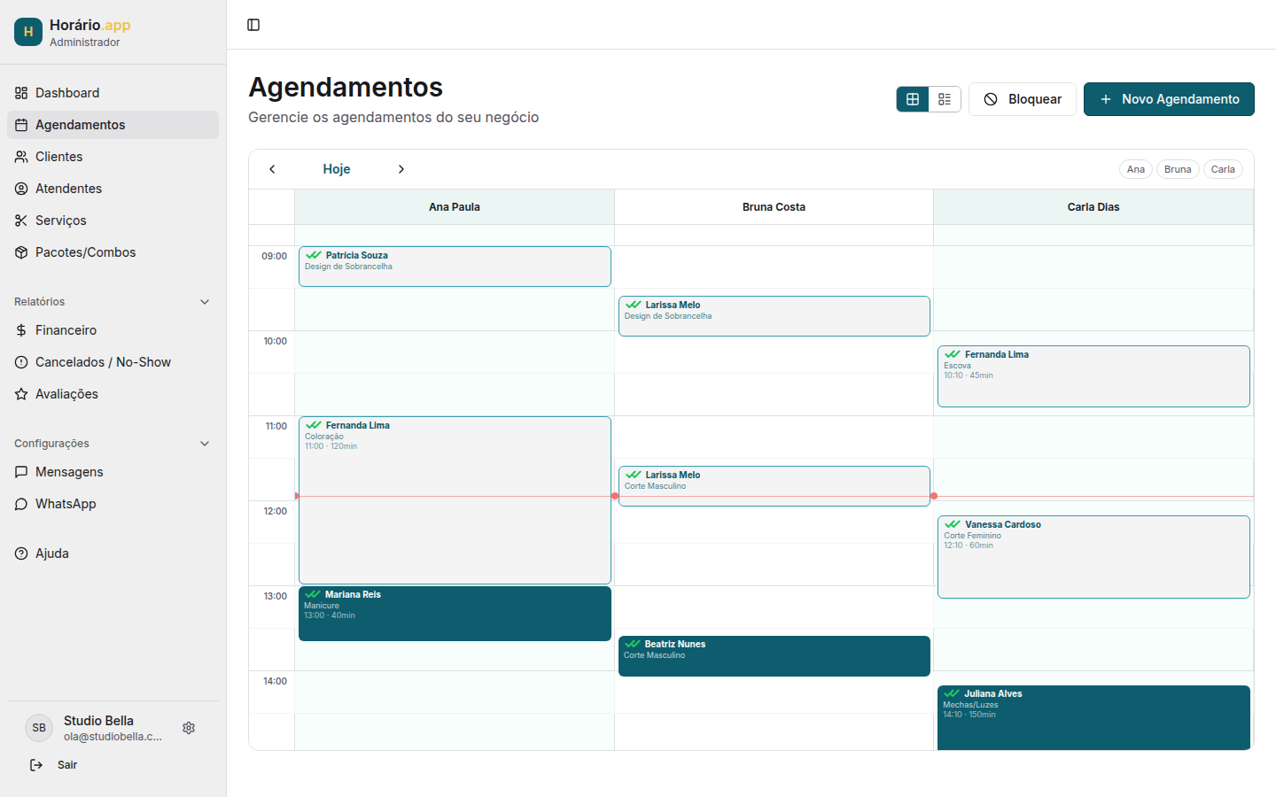 Agenda visual do Horário com três profissionais lado a lado e os horários do dia preenchidos.